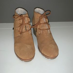 Lace up wedge heel with fur inside